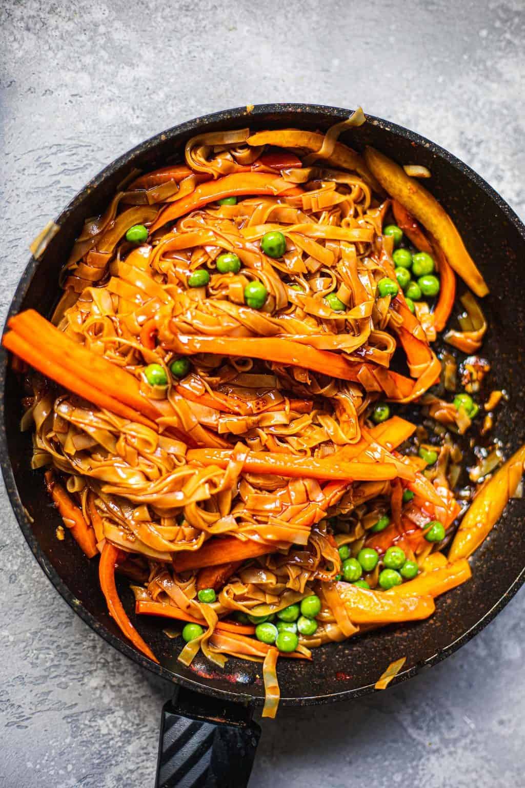 Frying pan with noodles and vegetables