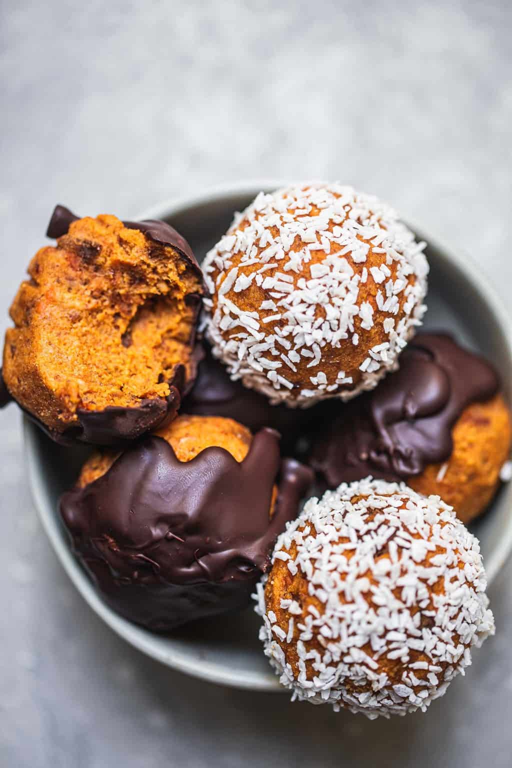 Vegan carrot bites with chocolate and coconut