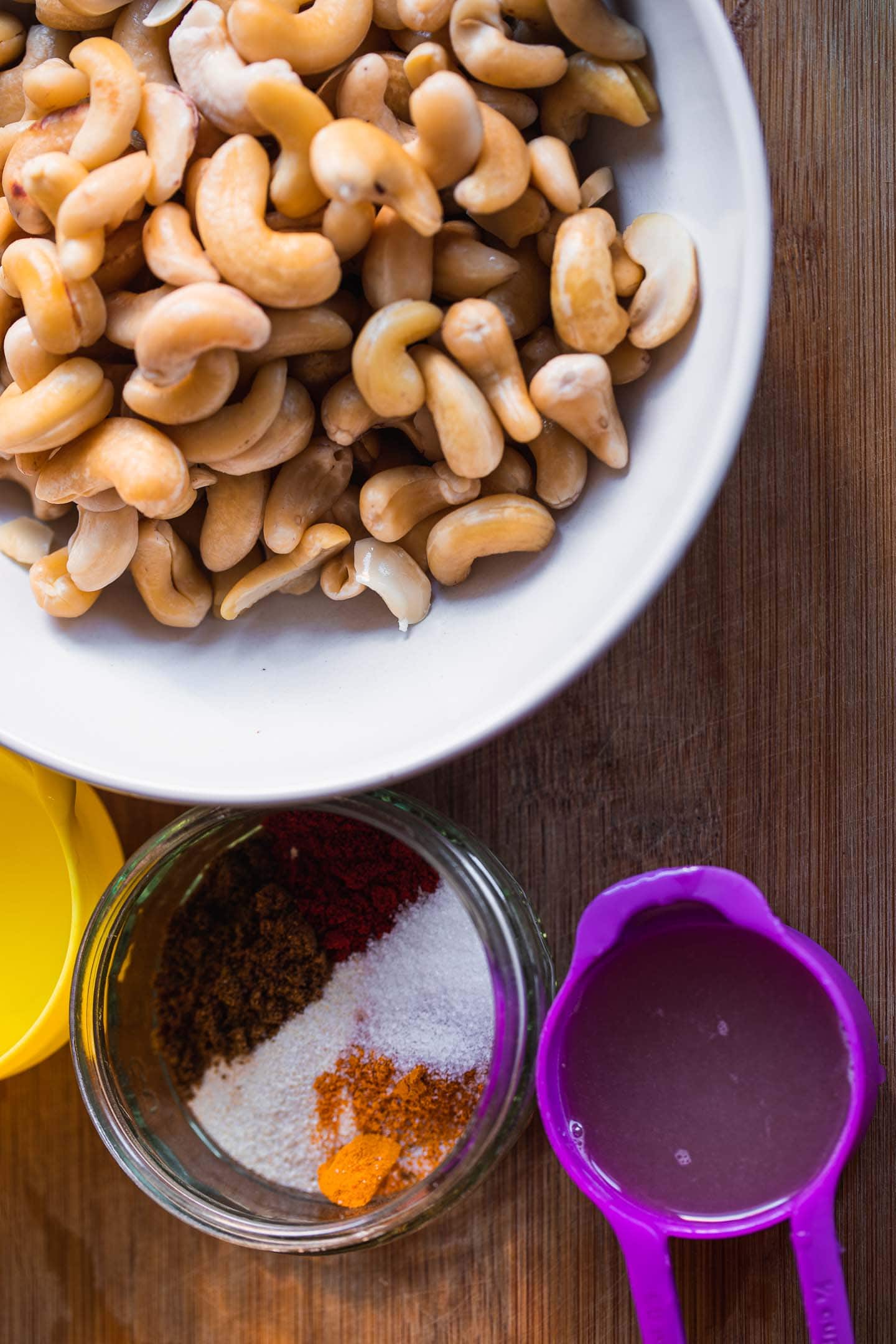 Ingredients for sliceable vegan cashew cheese