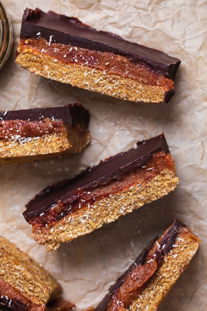 Vegan no-bake snacks with three layers