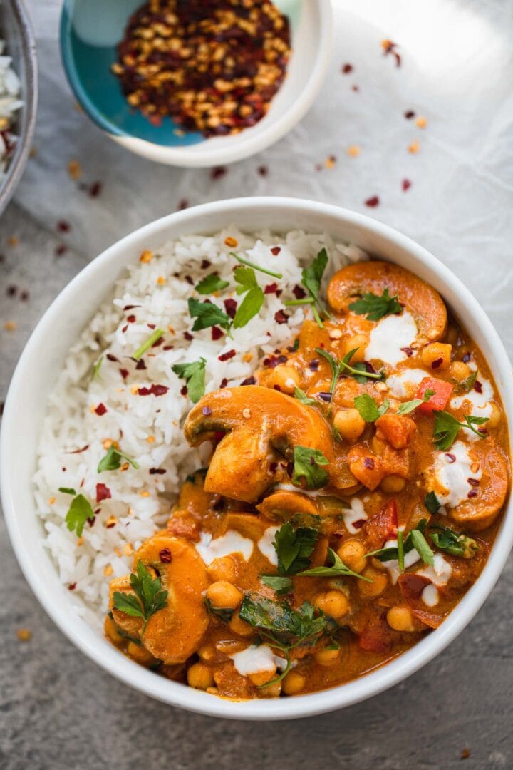 Chickpea curry with spinach and mushrooms in a bowl