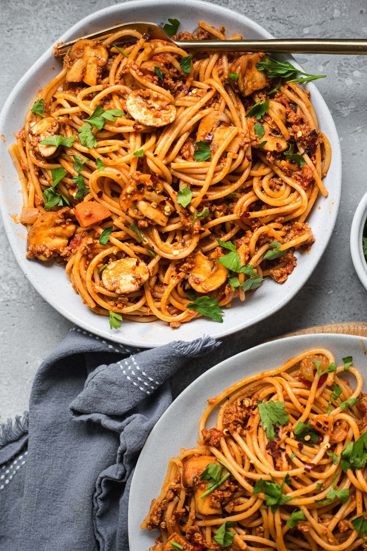 Two Bowls Of Vegetarian Spaghetti With A Tomato Pasta Sauce 1440x2160 