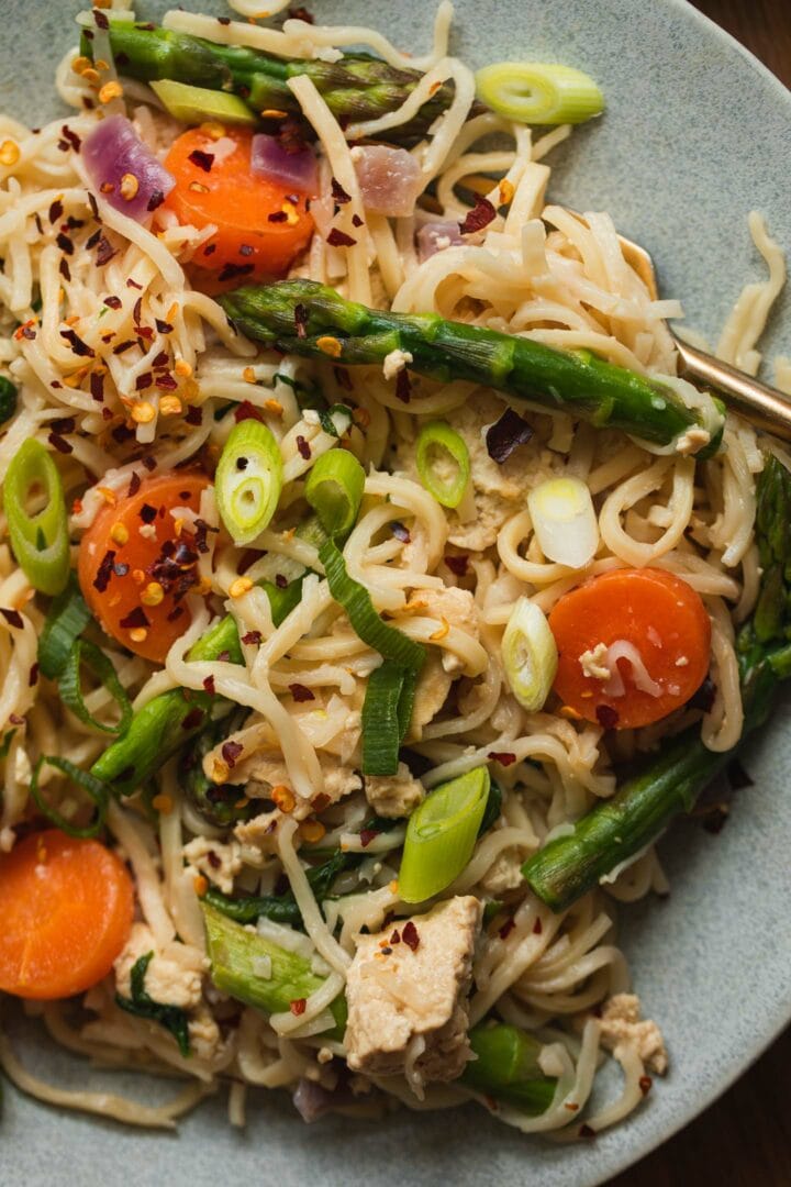 Tofu noodles with asparagus