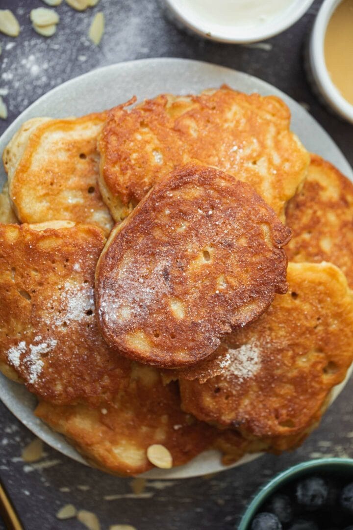 Vegan apple pancakes (Oladyi)