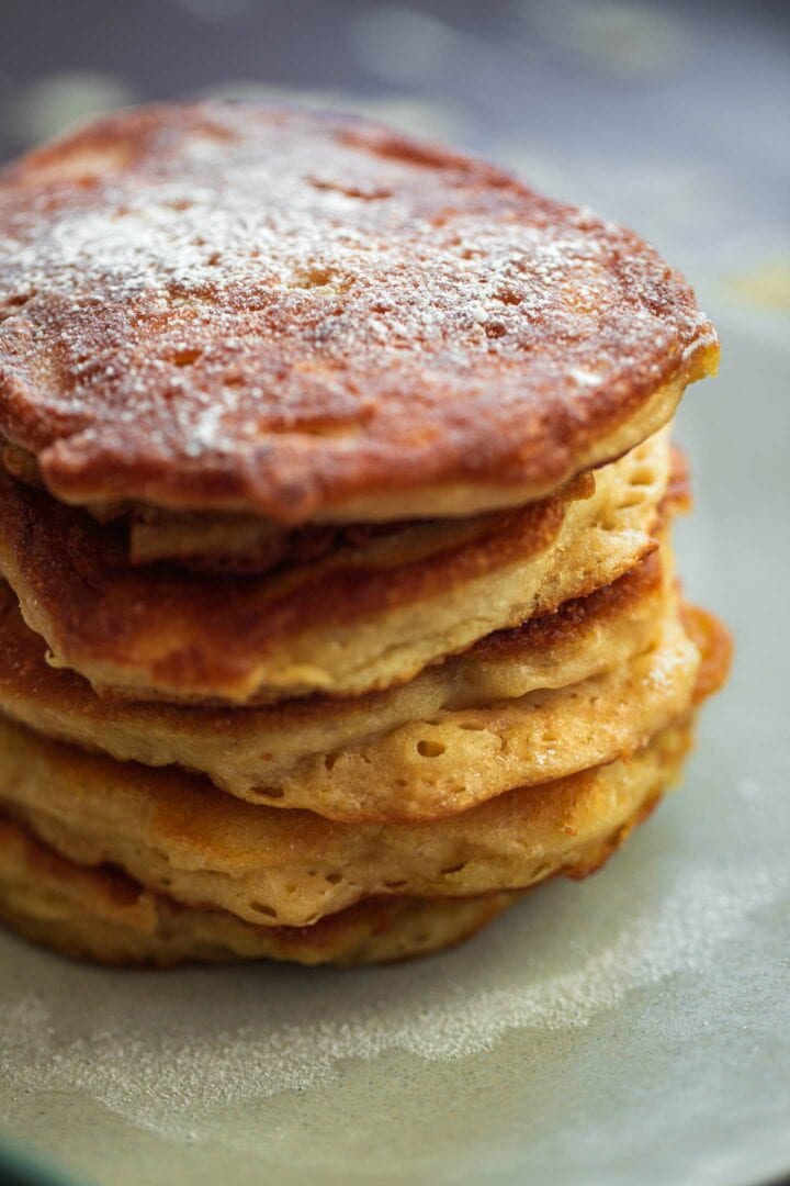 Vegan apple pancakes (Oladyi)