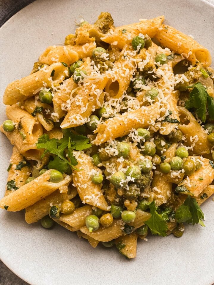 Vegan one pot pasta with peas and broccoli