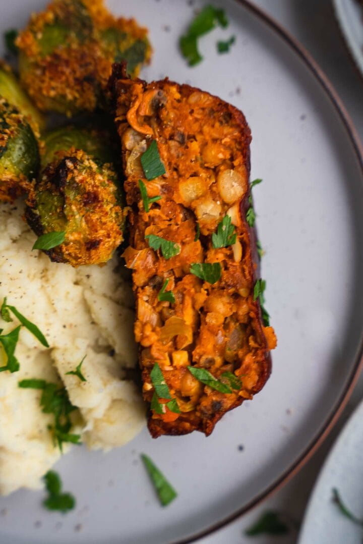 Vegan loaf with chickpeas and mashed potato
