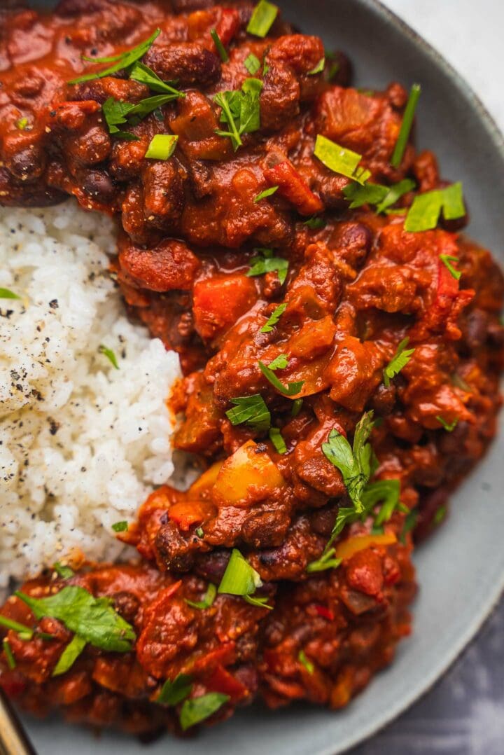 Vegetarian chili with rice and scallions