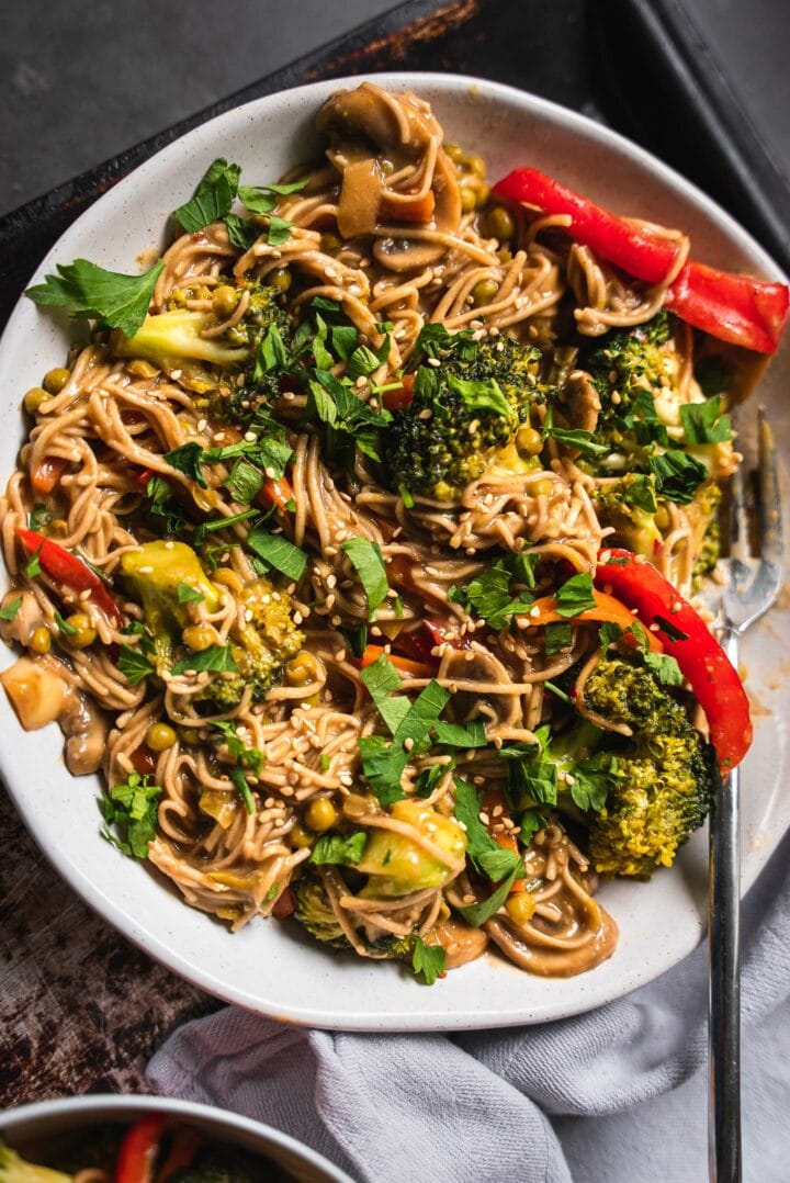 Stir-fry with soba noodles, broccoli and mushrooms
